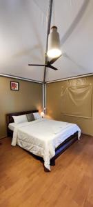 La serene nandihills客房内的一张或多张床位