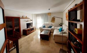 uma sala de estar com um sofá e uma mesa em Awesome central house with 3 bedrooms em Ceuta