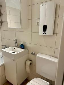 un piccolo bagno con lavandino e WC di Ferienvermietung Fehmarn Captains Corner Südstrand WHG 59-110 a Fehmarn