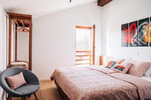 sypialnia z łóżkiem i krzesłem w obiekcie Apartment House Blazar w mieście Tolmin