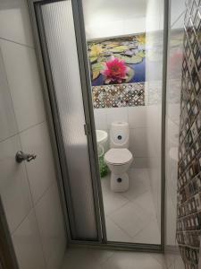 Bilik mandi di Hotel Manoa