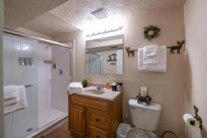 希伯城Fully loaded, 12 beds, cool bunk room, hot tub!的相册照片