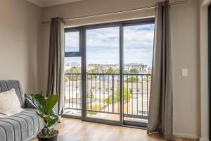 Un balcon sau o terasă la Sunny Beach Apartment with Sea & Mountain Views +4 fotografii