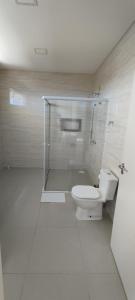 W łazience znajduje się toaleta i przeszklony prysznic. w obiekcie Pousada Floresta w mieście Joinville