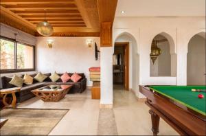 een woonkamer met een pooltafel bij Maison 3 chambres in Marrakesh