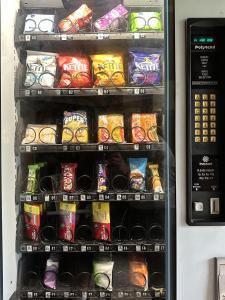 un réfrigérateur rempli de nombreux types de nourriture différents dans l'établissement WoodLands Basic Bell Tent 3, à Grantham