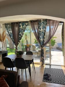 Χώρος καθιστικού στο Logement cosy avec piscine ,parking et jardin