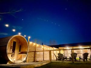 um edifício circular com cadeiras e luzes à noite em Kings Woods Lodge Resort in Wine Country with Heated Pool, Sauna & Games em Kingsville