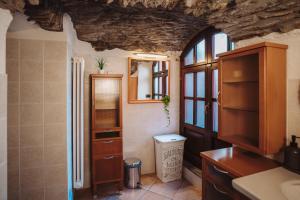 A bathroom at Case vacanze in graziosa borgata alpina
