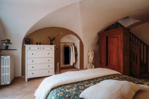 A bed or beds in a room at Case vacanze in graziosa borgata alpina
