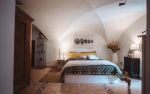 A bed or beds in a room at Case vacanze in graziosa borgata alpina