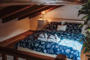A bed or beds in a room at Case vacanze in graziosa borgata alpina