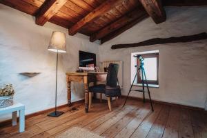 A television and/or entertainment centre at Case vacanze in graziosa borgata alpina
