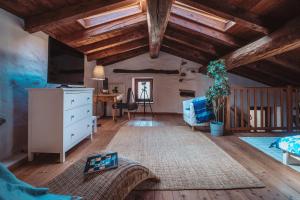 A seating area at Case vacanze in graziosa borgata alpina