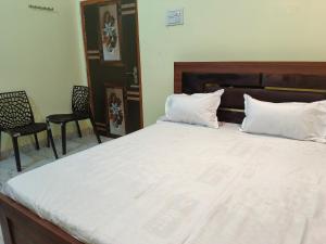 Un ou plusieurs lits dans un hébergement de l'établissement Shri Raghav Homestay Near Shri Ram Janam Bhumi