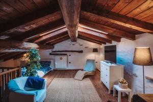 A seating area at Case vacanze in graziosa borgata alpina
