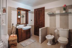 A bathroom at Case vacanze in graziosa borgata alpina