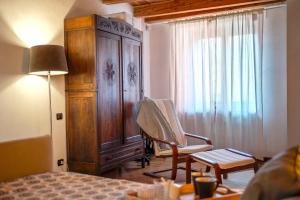 A seating area at Case vacanze in graziosa borgata alpina