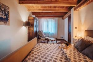 A bed or beds in a room at Case vacanze in graziosa borgata alpina