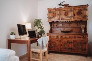A television and/or entertainment centre at Case vacanze in graziosa borgata alpina