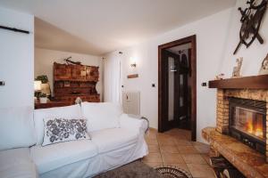 A seating area at Case vacanze in graziosa borgata alpina