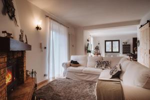 A seating area at Case vacanze in graziosa borgata alpina