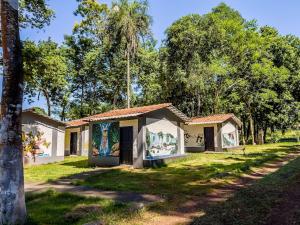 Pousada Cidade Linda في فوز دو إيغواسو: منزل عليه لوحة