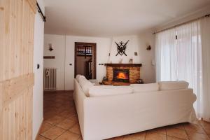 A seating area at Case vacanze in graziosa borgata alpina
