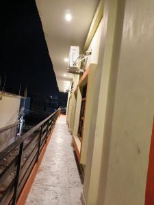 - un couloir dans un immeuble avec balcon dans l'établissement Shri Raghav Homestay Near Shri Ram Janam Bhumi, à Ayodhya