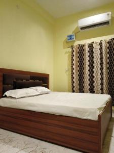 - une chambre avec un lit et la climatisation dans l'établissement Shri Raghav Homestay Near Shri Ram Janam Bhumi, à Ayodhya