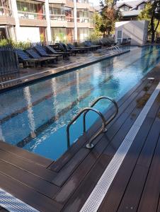 una piscina con sillas en un edificio en Gran Vista Panorámica inmejorable Ubicación, en Pucón