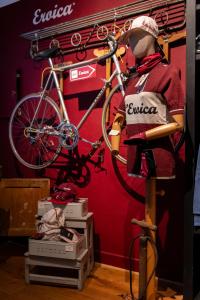 a mannequin standing next to a bike on a wall at BirBo Bike Hospitality in Siena