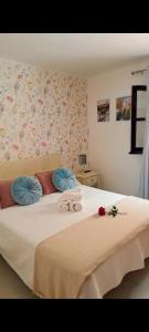 1 dormitorio con 1 cama con toallas en CASA PERSEA, en Nerja