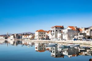 um grupo de edifícios e barcos na água em 3 Bedroom Ana's Rest Apartment by the sea em Kaštela