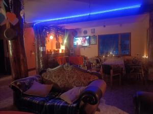 un soggiorno con divano e sala da pranzo di Cabana Țibleș a Suplai