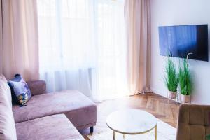 una sala de estar con un sofá y una mesa en Apartament Kulturalny, en Sanok