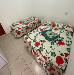 Dos mesas en una habitación con flores. en Santa clara palace hotel en Belém