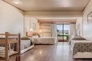 ein Hotelzimmer mit zwei Betten und einem Fenster in der Unterkunft Soft Bariloche Hotel in San Carlos de Bariloche + 33 Fotos