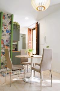 ein Esszimmer mit einem Tisch und Stühlen in der Unterkunft Casa Rístori Fábrica de Harinas in Manzanares