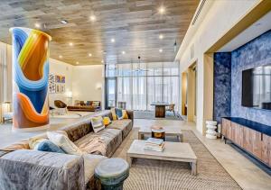 Posezení v ubytování 2BR Luxury with Views and Rooftop pool in Austin