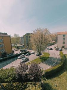 Flori's Home في بيرغامو: اطلالة جوية على مدينة فيها سيارات متوقفة على شارع +20 صورة