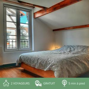 ein Schlafzimmer mit einem Bett und einem Fenster in der Unterkunft Cœur de ville avec parking+gare à proximité de Disney et Paris in Lagny