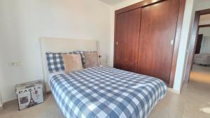 una camera con letto e armadio in legno di Apartamento en Los Monteros a Marbella