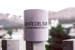 una taza blanca con las palabras suavemente delent istg en Gente del Sur - Amundsen en Ushuaia