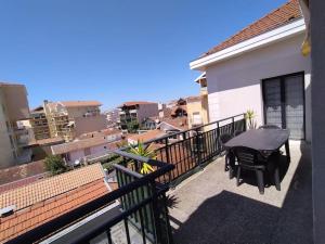 a balcony with a table and chairs on a balcony at T3/4-6pers/5'piedplage/centreville/parking/wifi in Arcachon +2 photos