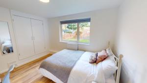 sypialnia z łóżkiem i oknem w obiekcie Charming Flat with Free Parking w mieście Exeter