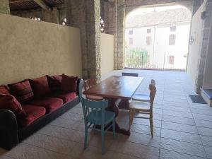 sala de estar con mesa y sofá en La casa di Van Gogh, en Camagna Monferrato