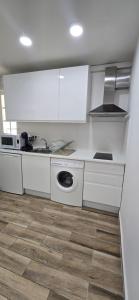A kitchen or kitchenette at APTO TANEZ TORREMOLINOS, a