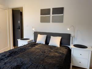 sypialnia z dużym łóżkiem i 2 białymi szafkami w obiekcie URBAN APARTMENTS Premium No 3, FREE PRIVATE PARKING, Self CHECK-IN w mieście Chorzów