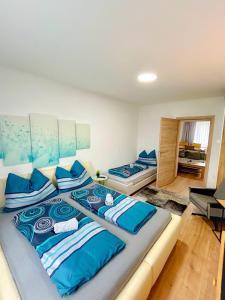 uma cama grande com lençóis azuis num quarto em Moderne Ferienwohnung Felbbauer #50 em Knittelfeld